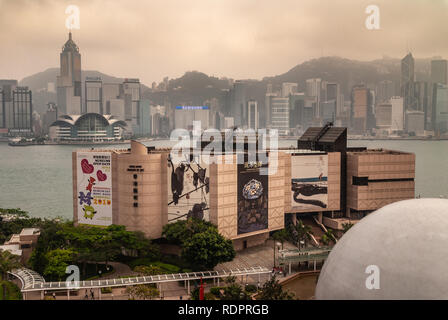 Die Insel Hongkong, China - Mai 12, 2010: Convention Center und Central Plaza Tower mit Hong Kong Museum of Art und Bereich der Space Museum i Stockfoto