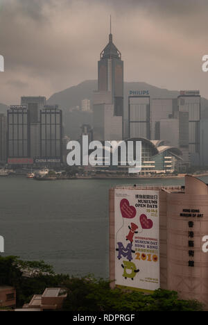 Die Insel Hongkong, China - Mai 12, 2010: Convention Center und Central Plaza Tower mit Hong Kong Museum für Kunst Gebäude vor. Braun Nebel Wolken. Stockfoto