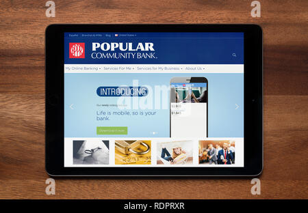Auf der Website der beliebten Bank gesehen auf einem iPad Tablet, der ruht auf einem Holztisch (nur redaktionelle Nutzung). Stockfoto