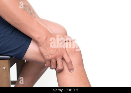 Mann mit Schmerzen im Knie auf weißem Hintergrund Stockfoto