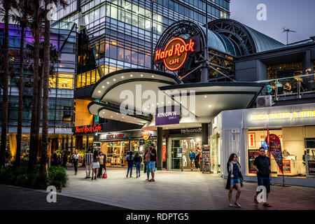 23. Dezember 2018, Sydney Australien: Nachtansicht der Hard Rock Cafe in Harbourside Shopping Centre Darling Harbour Sydney Australien Stockfoto