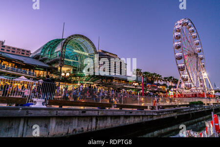 23. Dezember 2018, Sydney Australien: Harbourside Shopping Centre View bei Dämmerung in Darling Harbour mit Riesenrad und Menschen in Sydney NSW Australien Stockfoto