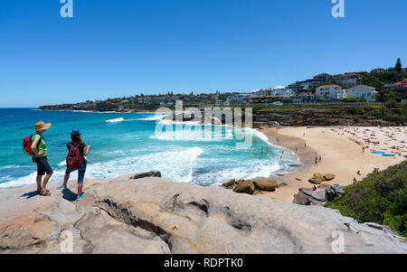 Nicht erkennbare Menschen genießen den Blick auf Nähe: Tamarama Beach während Bondi, Coogee Spaziergang entlang der Küste von Nähe: Tamarama Point in Sydney NSW Australien Stockfoto