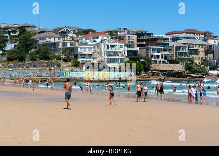 24. Dezember 2018, Bondi Sydney Australien: Leute genießen heißen sonnigen Sommertag am Bondi Beach in Sydney NSW Australien Stockfoto