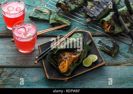 Gegrillte stingray Flügel oder sambal Stingray in Blatt mit Kalk und würzigen Dressing, malaysische Küche Stockfoto