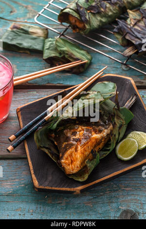 Gegrillte stingray Flügel oder sambal Stingray in Blatt mit Kalk und würzigen Dressing, malaysische Küche Stockfoto