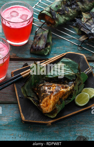 Gegrillte stingray Flügel oder sambal Stingray in Blatt mit Kalk und würzigen Dressing, malaysische Küche Stockfoto