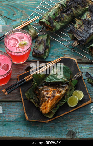 Gegrillte stingray Flügel oder sambal Stingray in Blatt mit Kalk und würzigen Dressing, malaysische Küche Stockfoto