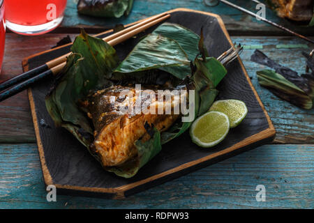 Ansicht schließen von sambal Stingray oder malaysischen Gegrillte stingray Flügel in einem Blatt Stockfoto