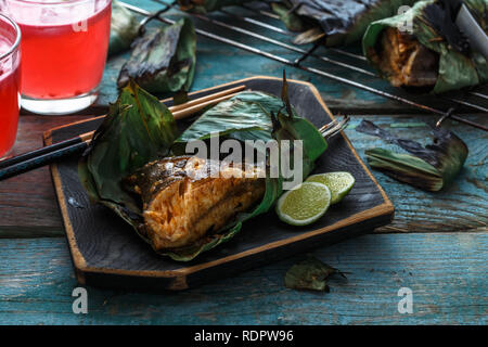 Ansicht schließen von sambal Stingray oder malaysischen Gegrillte stingray Flügel in einem Blatt Stockfoto