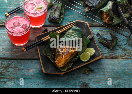 Gegrillte stingray Flügel oder sambal Stingray in Blatt mit Kalk und würzigen Dressing, malaysische Küche Stockfoto