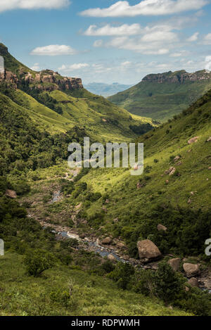 Hochformat der River Gorge, Klippen und Berge auf der Thukela Wanderung an den unteren Rand des Amphitheaters Tugela Wasserfall im Royal Natal Na Stockfoto