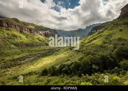 Ciffs und Berg Seiten auf die thukela Wanderung an den unteren Rand des Amphitheaters Tugela Wasserfall im Royal Natal Nationalpark, Drakensberge, Süd Afr Stockfoto