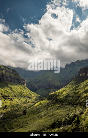 Ciffs und unter dramatischen Himmel auf die thukela Wanderung an den unteren Rand des Amphitheaters Tugela Wasserfall in den Royal Natal National Park, D Stockfoto