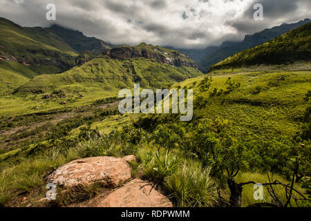 Beeindruckende Berge und Felswände auf die thukela Wanderung an den unteren Rand des Amphitheaters Tugela Wasserfall in den Royal Natal National Park, Drakens Stockfoto