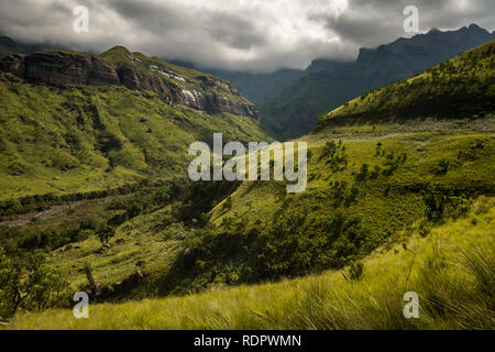 Bergblick auf die thukela Wanderung an den unteren Rand des Amphitheaters Tugela Wasserfall im Royal Natal Nationalpark, Drakensberge, Südafrika Stockfoto