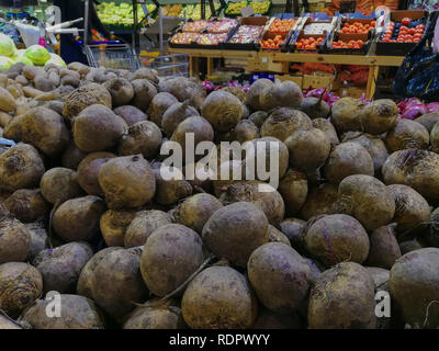 Nahaufnahme der rohen Rüben in Lebensmittelgeschäft. Stockfoto