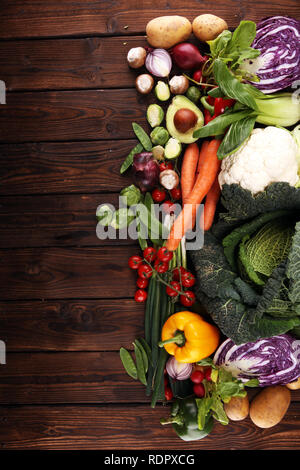 Komposition mit Vielzahl an raw Bio Gemüse und Früchte. Ausgewogene Ernährung Stockfoto