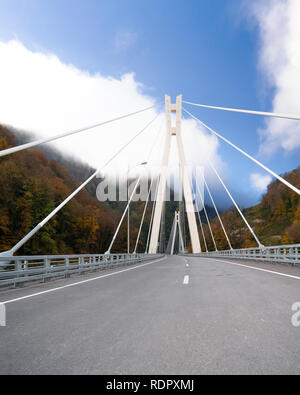 Schönen Herbst Landschaft mit Schrägseilbrücke über tiefe Schlucht im Kaukasus Stockfoto