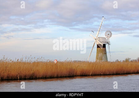 Ein Blick auf die St. Benet's Level Entwässerung Mühle auf den Norfolk Broads von Thurne, Norfolk, England, Vereinigtes Königreich, Europa. Stockfoto