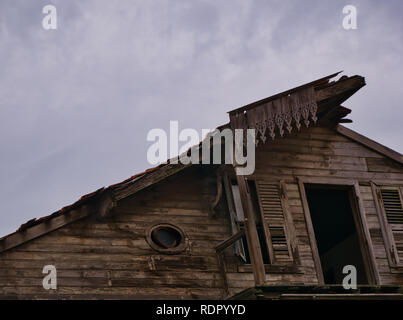 Ein altes verfallenes Holzhaus in der Mitte von Istanbul mit einem gebrochenen Balkon. Stockfoto