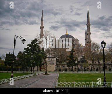 Angelegter Garten mit grünen Wiesen und kleinen Zaun vor der Blauen Moschee in Istanbul Stockfoto