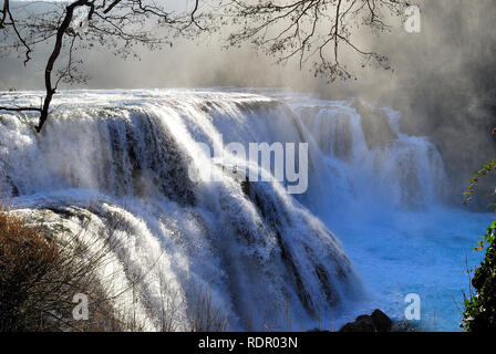 Bosnien und Herzegowina. Una National Park. Es war im Jahr 2008 rund um den Oberen Una River und der unac River gegründet. Es ist Bosnien und Herzegowina vor Kurzem etablierte National Park. Der Hauptzweck der Park ist die unberührte und Una Unac Flüsse, die durch Ihn zu schützen. Das Una River hat zahlreiche spektakuläre Schluchten, Wasserfälle und Stromschnellen. Strbacki buk Wasserfall ist ein 25 m hoher Wasserfall auf der Una River (296 m Höhe). Es liegt an der Grenze zwischen Kroatien und Bosnien und Herzegowina. Stockfoto