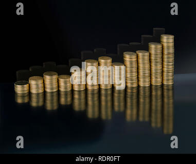 Ein Diagramm der zwölf Stapel aus goldfarbenem Euro-Münzen Stockfoto