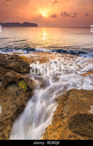 Sonnenaufgang am Cap Blanc in Moraira, mit Cap d'oder Ansicht, Teulada Moraira, Alicante, Costa Blanca, Alicante, Spanien, Europa. Stockfoto