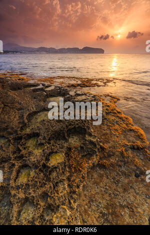 Sonnenaufgang am Cap Blanc in Moraira, mit Cap d'oder Ansicht, Teulada Moraira, Alicante, Costa Blanca, Alicante, Spanien, Europa. Stockfoto