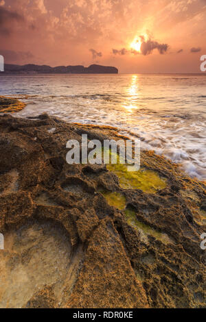 Sonnenaufgang am Cap Blanc in Moraira, mit Cap d'oder Ansicht, Teulada Moraira, Alicante, Costa Blanca, Alicante, Spanien, Europa. Stockfoto