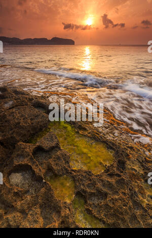 Sonnenaufgang am Cap Blanc in Moraira, mit Cap d'oder Ansicht, Teulada Moraira, Alicante, Costa Blanca, Alicante, Spanien, Europa. Stockfoto