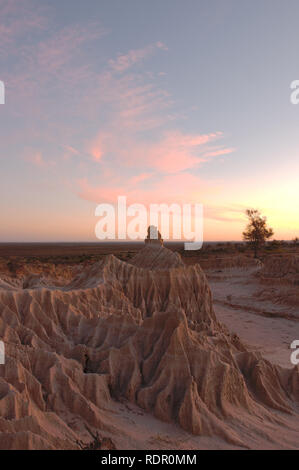Lünetten bei Sonnenaufgang, Mungo National Park, New South Wales, Australien Stockfoto