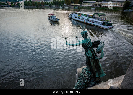 Prag, tschechische Republik - 27. AUGUST 2015: Tour Boote segeln und Pass von Fackel Lager bronze weibliche Figur Statue mit Patina, Cech Brücke über die Moldau Stockfoto