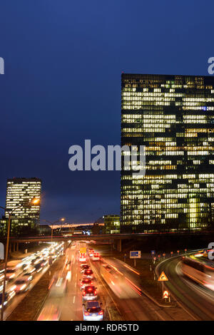 München, München: Autobahn auf den Mittleren Ring (Mittlerer Ring), Stau, Bürogebäude Highlight Towers (rechts) in Oberbayern, München, Oberbayern, B Stockfoto