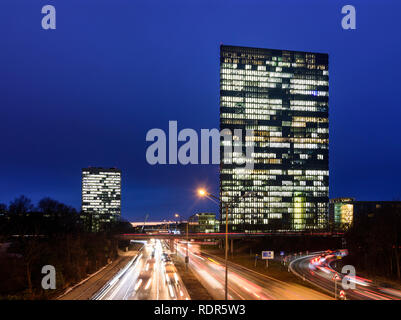 München, München: Autobahn auf den Mittleren Ring (Mittlerer Ring), Stau, Bürogebäude Highlight Towers (rechts) in Oberbayern, München, Oberbayern, B Stockfoto