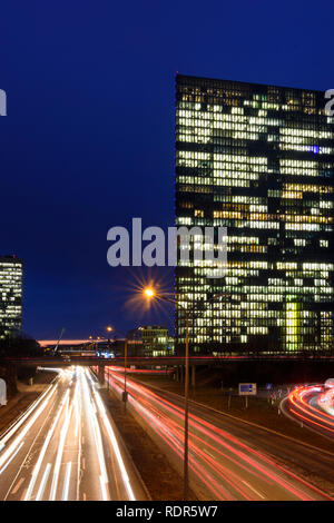 München, München: Autobahn auf den Mittleren Ring (Mittlerer Ring), Stau, Bürogebäude Highlight Towers (rechts) in Oberbayern, München, Oberbayern, B Stockfoto