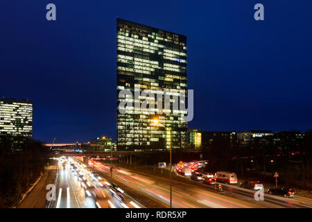 München, München: Autobahn auf den Mittleren Ring (Mittlerer Ring), Stau, Bürogebäude Highlight Towers (rechts) in Oberbayern, München, Oberbayern, B Stockfoto