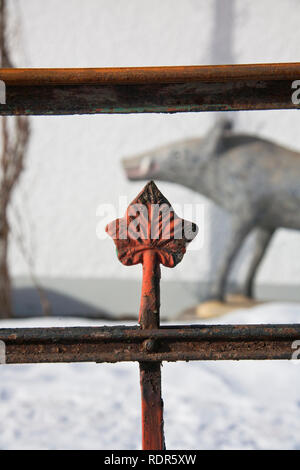 Detail von metallischen Zaun Dekoration mit Blatt Form in Gstaad, Schweiz, Stockfoto