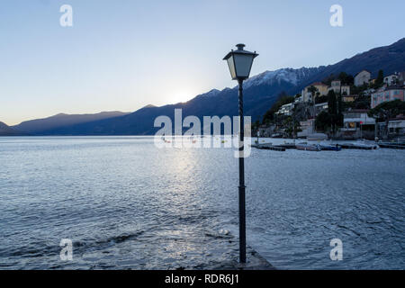 Lampe an der Seepromenade des Lago Maggiore in Ascona, Schweiz Stockfoto