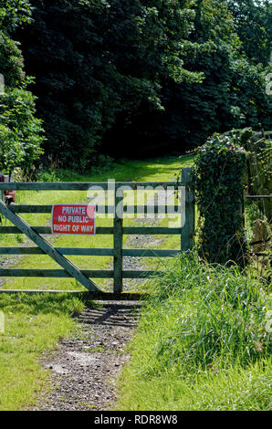 Geschlossene Tor auf Feldweg in Schottland mit Privaten keine öffentlichen Rechts weg Zeichen Stockfoto
