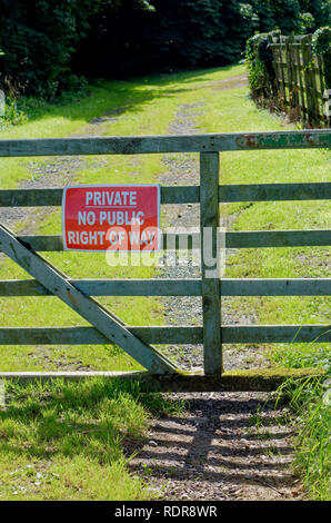 Geschlossene Tor auf Feldweg in Schottland mit Privaten keine öffentlichen Rechts weg Zeichen Stockfoto