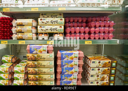 SEOUL, Südkorea - ca. Mai 2017: In einem Lebensmittelgeschäft in Seoul. CU ist ein Convenience Store Franchise Kette in Südkorea. Stockfoto