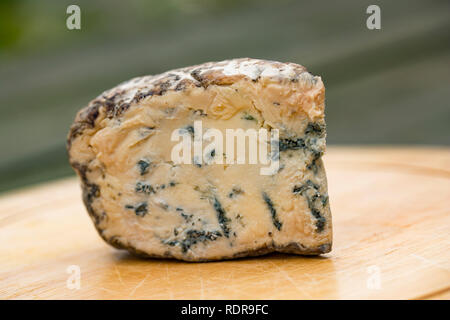 Ein Keil von Burt's Blue Cheese in Cheshire UK und von einem Supermarkt in Lancashire England UK GB gekauft Stockfoto