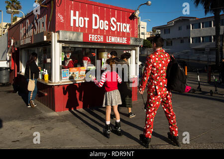 Hot dog Stick mit Kunden für Weihnachten, Santa Monica, Los Angeles, Kalifornien, USA attired Stockfoto
