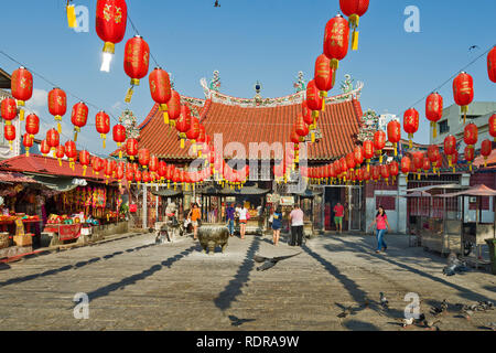 Angebote Räucherstäbchen und Beten im Tempel der Göttin der Gnade in Georgetown, Penang, Malaysia Stockfoto