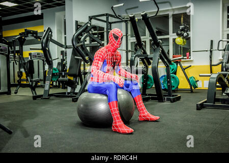 Animateure Iron Man und Spider-man im Fitnessraum an eine Firmenfeier Stockfoto