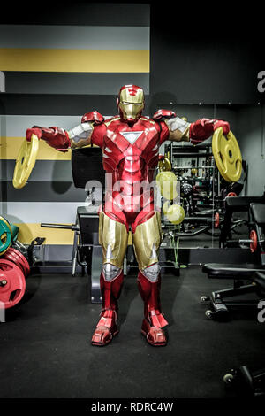 Animateure Iron Man und Spider-man im Fitnessraum an eine Firmenfeier Stockfoto