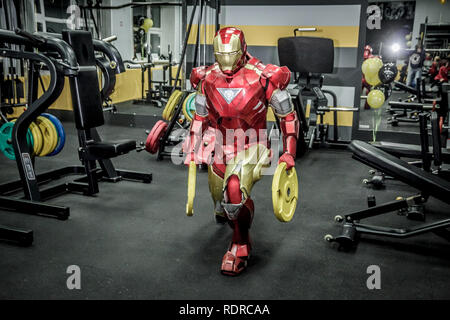 Animateure Iron Man und Spider-man im Fitnessraum an eine Firmenfeier Stockfoto