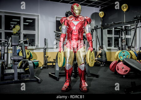 Animateure Iron Man und Spider-man im Fitnessraum an eine Firmenfeier Stockfoto